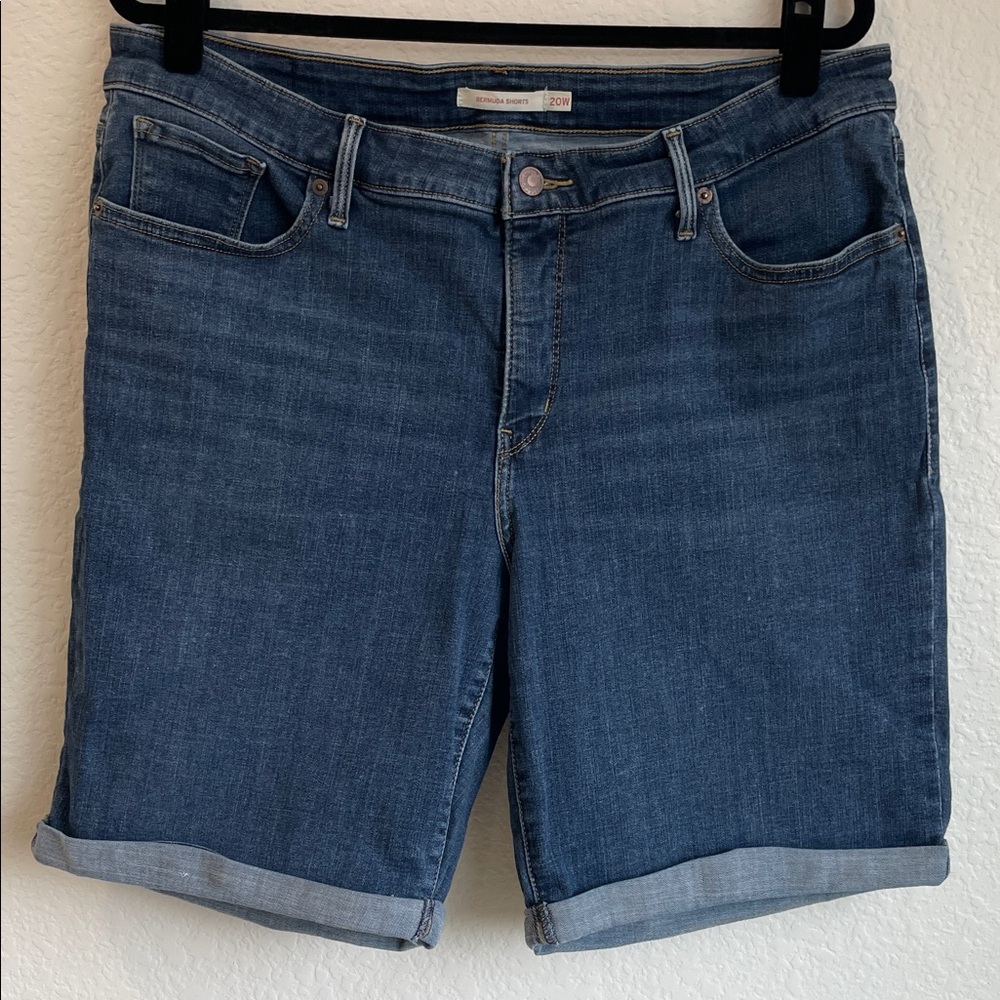 LEVI’S • Medium Wash Stretch Denim Bermuda Shorts - Rolled Hem • 20W